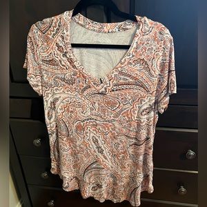 Latched Mama Printed V-Neck Boyfriend Nursing Tee - Large / Apricot Paisley